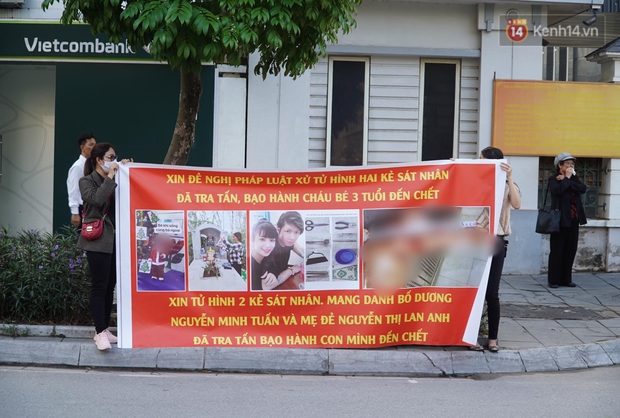 Xét xử vụ bé 3 tuổi bị mẹ ruột và bố dượng đánh đến tử vong: 2 bị cáo bật khóc, thay đổi lời khai, không thừa nhận bạo hành con - Ảnh 1. Xét xử vụ bé 3 tuổi bị mẹ ruột và bố dượng đánh đến tử vong: 2 bị cáo bật khóc, thay đổi lời khai, không thừa nhận bạo hành con - Ảnh 1.