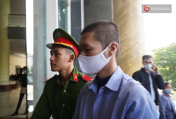 Xét xử vụ bé 3 tuổi bị mẹ ruột và bố dượng đánh đến tử vong: 2 bị cáo bật khóc, thay đổi lời khai, không thừa nhận bạo hành con - Ảnh 5. Xét xử vụ bé 3 tuổi bị mẹ ruột và bố dượng đánh đến tử vong: 2 bị cáo bật khóc, thay đổi lời khai, không thừa nhận bạo hành con - Ảnh 5.