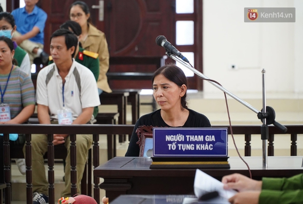 Xét xử vụ bé 3 tuổi bị mẹ ruột và bố dượng đánh đến tử vong: 2 bị cáo bật khóc, thay đổi lời khai, không thừa nhận bạo hành con - Ảnh 9. Xét xử vụ bé 3 tuổi bị mẹ ruột và bố dượng đánh đến tử vong: 2 bị cáo bật khóc, thay đổi lời khai, không thừa nhận bạo hành con - Ảnh 9.