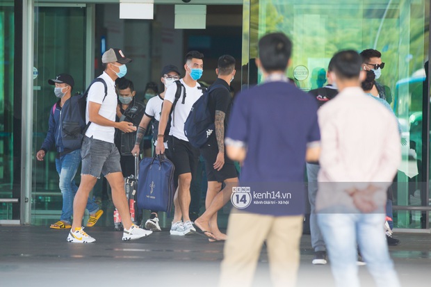Muốn xỉu vì chùm ảnh nét căng đoàn Công Phượng và khách mời: Xin lỗi nhưng Dũng Gôn cướp trắng spotlight cô dâu chú rể mất rồi! - Ảnh 4. Muốn xỉu vì chùm ảnh nét căng đoàn Công Phượng và khách mời: Xin lỗi nhưng Dũng Gôn cướp trắng spotlight cô dâu chú rể mất rồi! - Ảnh 4.