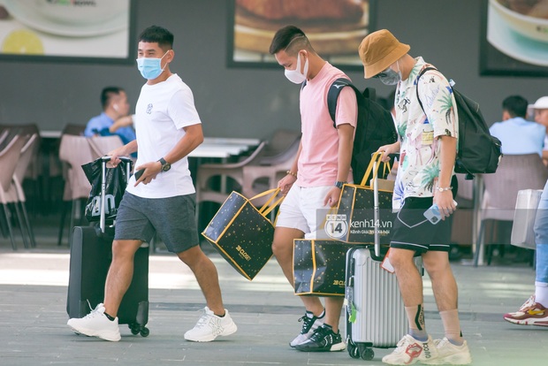 Muốn xỉu vì chùm ảnh nét căng đoàn Công Phượng và khách mời: Xin lỗi nhưng Dũng Gôn cướp trắng spotlight cô dâu chú rể mất rồi! - Ảnh 5. Muốn xỉu vì chùm ảnh nét căng đoàn Công Phượng và khách mời: Xin lỗi nhưng Dũng Gôn cướp trắng spotlight cô dâu chú rể mất rồi! - Ảnh 5.