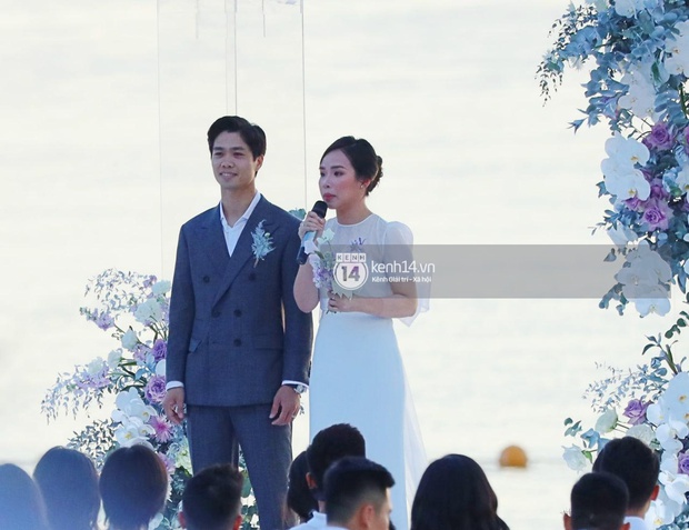 Party sau hôn lễ Công Phượng tại Phú Quốc: Dàn cầu thủ mặc quần hoa quẩy game cực lầy, cô dâu chú rể tấp nập tiếp rượu! - Ảnh 6. Party sau hôn lễ Công Phượng tại Phú Quốc: Dàn cầu thủ mặc quần hoa quẩy game cực lầy, cô dâu chú rể tấp nập tiếp rượu! - Ảnh 6.