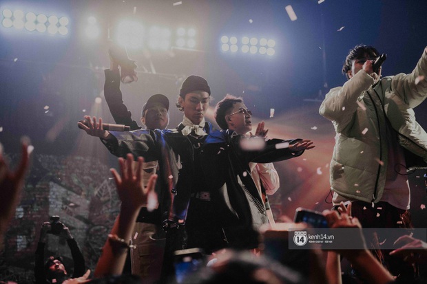 Nguyên team SpaceSpeakers dạt sang hết, nhường sân khấu cho dàn gà cưng Binz tạo nên đêm liveshow chơi hệ Hip-hop quá dữ! - Ảnh 24. Nguyên team SpaceSpeakers dạt sang hết, nhường sân khấu cho dàn gà cưng Binz tạo nên đêm liveshow chơi hệ Hip-hop quá dữ! - Ảnh 24.