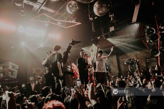 Nguyên team SpaceSpeakers dạt sang hết, nhường sân khấu cho dàn gà cưng Binz tạo nên đêm liveshow chơi hệ Hip-hop quá dữ! - Ảnh 37. Nguyên team SpaceSpeakers dạt sang hết, nhường sân khấu cho dàn gà cưng Binz tạo nên đêm liveshow chơi hệ Hip-hop quá dữ! - Ảnh 37.