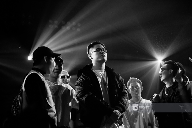 GDucky bất ngờ xuất hiện trong show diễn của SpaceSpeakers tại Hà Nội, fan gào thét hát đi nhưng Vịt vàng vẫn ngại ngùng từ chối - Ảnh 6.