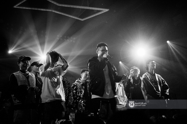 GDucky bất ngờ xuất hiện trong show diễn của SpaceSpeakers tại Hà Nội, fan gào thét hát đi nhưng Vịt vàng vẫn ngại ngùng từ chối - Ảnh 7.