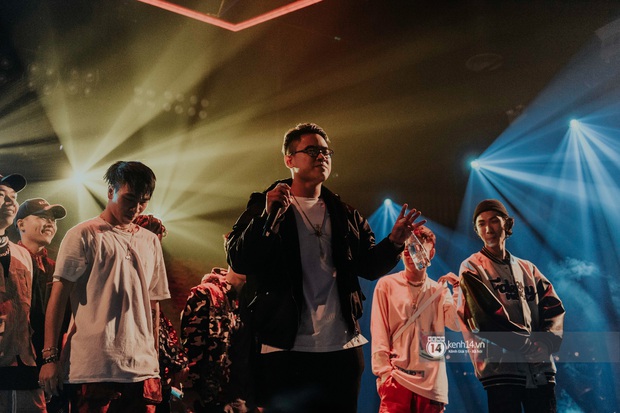 GDucky bất ngờ xuất hiện trong show diễn của SpaceSpeakers tại Hà Nội, fan gào thét hát đi nhưng Vịt vàng vẫn ngại ngùng từ chối - Ảnh 3.