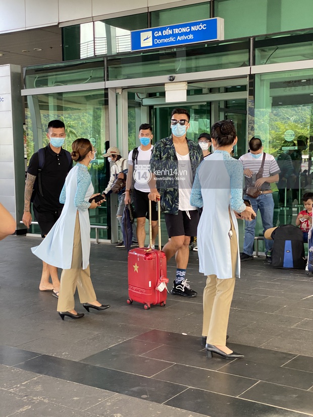 Visual cực gắt của chú rể Công Phượng và dàn khách mời toàn cầu thủ hot trong loạt ảnh chụp vội - Ảnh 8.