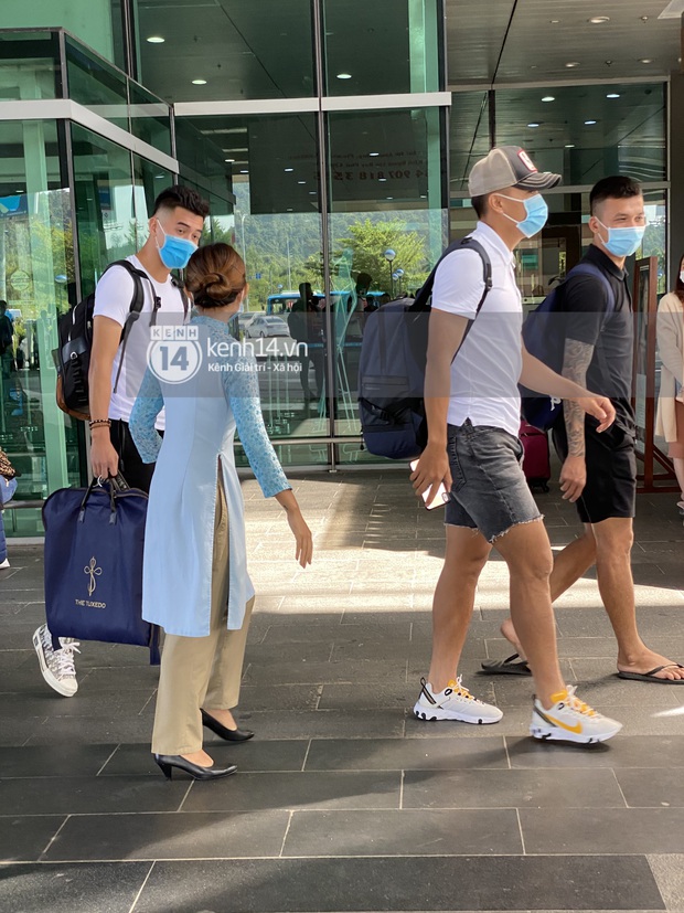 Visual cực gắt của chú rể Công Phượng và dàn khách mời toàn cầu thủ hot trong loạt ảnh chụp vội - Ảnh 9.