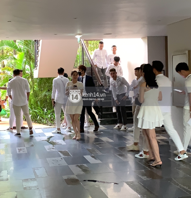 Hội bạn thân Công Phượng và dàn khách mời lên đồ tông trắng chuẩn dresscode, nhìn từ xa mà đẹp như tranh! - Ảnh 2. Hội bạn thân Công Phượng và dàn khách mời lên đồ tông trắng chuẩn dresscode, nhìn từ xa mà đẹp như tranh! - Ảnh 2.