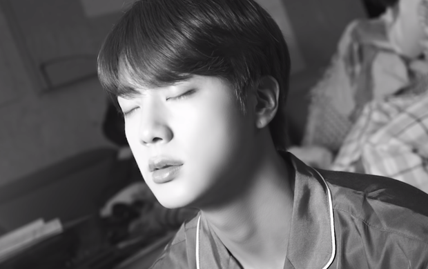 Teaser MV thứ 2 của BTS toàn ảnh đen trắng khác hẳn teaser 1, nhưng sao cả nhóm nhìn buồn thế này? - Ảnh 5. Teaser MV thứ 2 của BTS toàn ảnh đen trắng khác hẳn teaser 1, nhưng sao cả nhóm nhìn buồn thế này? - Ảnh 5.