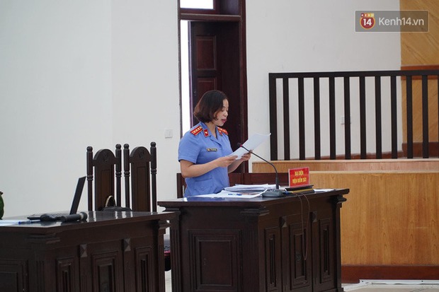 Xét xử vụ bé 3 tuổi bị mẹ ruột và bố dượng đánh đến tử vong: 2 bị cáo bật khóc, thay đổi lời khai, không thừa nhận bạo hành con - Ảnh 10. Xét xử vụ bé 3 tuổi bị mẹ ruột và bố dượng đánh đến tử vong: 2 bị cáo bật khóc, thay đổi lời khai, không thừa nhận bạo hành con - Ảnh 10.