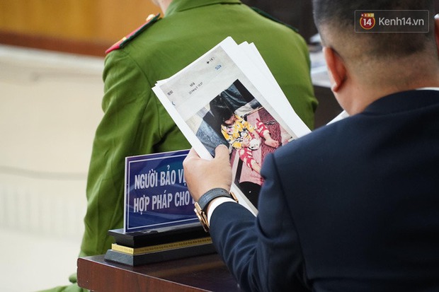 Xét xử vụ bé 3 tuổi bị mẹ ruột và bố dượng đánh đến tử vong: 2 bị cáo bật khóc, thay đổi lời khai, không thừa nhận bạo hành con - Ảnh 11. Xét xử vụ bé 3 tuổi bị mẹ ruột và bố dượng đánh đến tử vong: 2 bị cáo bật khóc, thay đổi lời khai, không thừa nhận bạo hành con - Ảnh 11.