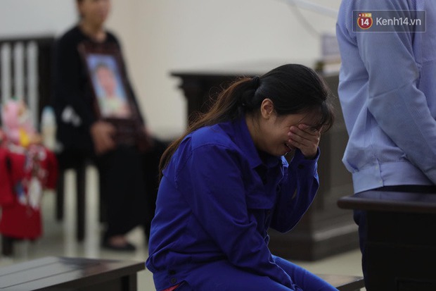 Xét xử vụ bé 3 tuổi bị mẹ ruột và bố dượng đánh đến tử vong: 2 bị cáo bật khóc, thay đổi lời khai, không thừa nhận bạo hành con - Ảnh 12. Xét xử vụ bé 3 tuổi bị mẹ ruột và bố dượng đánh đến tử vong: 2 bị cáo bật khóc, thay đổi lời khai, không thừa nhận bạo hành con - Ảnh 12.