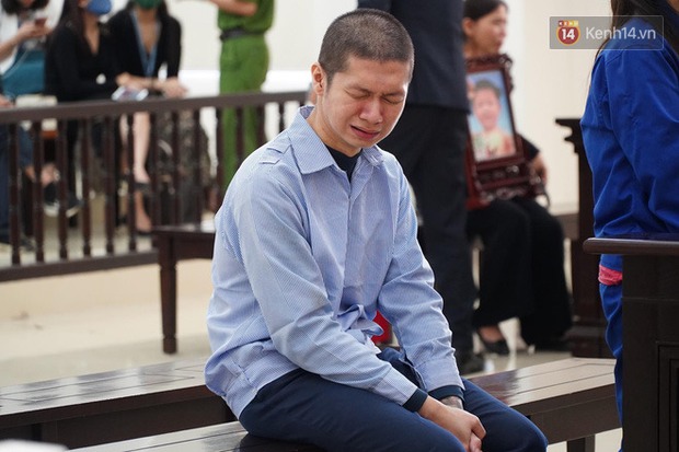 Xét xử vụ bé 3 tuổi bị mẹ ruột và bố dượng đánh đến tử vong: 2 bị cáo bật khóc, thay đổi lời khai, không thừa nhận bạo hành con - Ảnh 15. Xét xử vụ bé 3 tuổi bị mẹ ruột và bố dượng đánh đến tử vong: 2 bị cáo bật khóc, thay đổi lời khai, không thừa nhận bạo hành con - Ảnh 15.