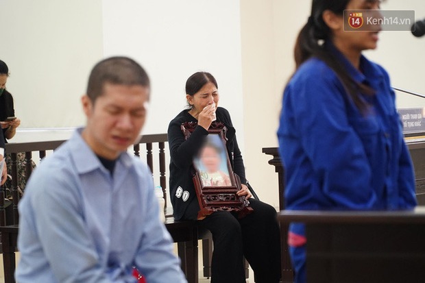 Xét xử vụ bé 3 tuổi bị mẹ ruột và bố dượng đánh đến tử vong: 2 bị cáo bật khóc, thay đổi lời khai, không thừa nhận bạo hành con - Ảnh 16. Xét xử vụ bé 3 tuổi bị mẹ ruột và bố dượng đánh đến tử vong: 2 bị cáo bật khóc, thay đổi lời khai, không thừa nhận bạo hành con - Ảnh 16.