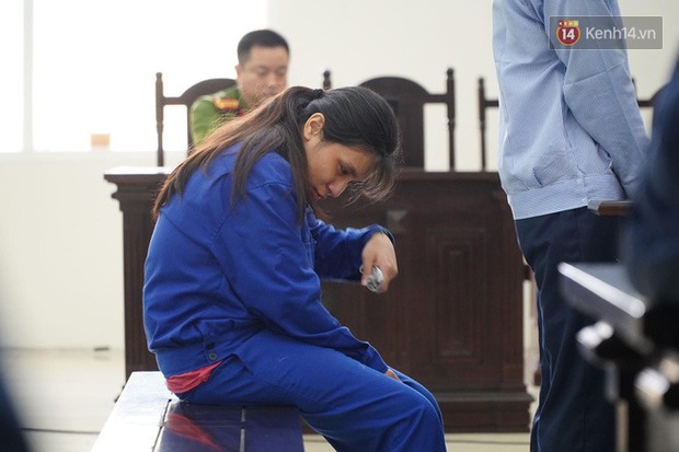 Xét xử vụ bé 3 tuổi bị mẹ ruột và bố dượng đánh đến tử vong: 2 bị cáo bật khóc, thay đổi lời khai, không thừa nhận bạo hành con - Ảnh 17. Xét xử vụ bé 3 tuổi bị mẹ ruột và bố dượng đánh đến tử vong: 2 bị cáo bật khóc, thay đổi lời khai, không thừa nhận bạo hành con - Ảnh 17.