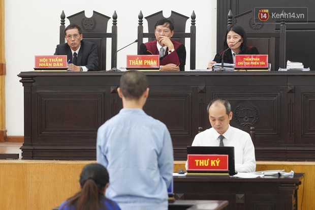 Xét xử vụ bé 3 tuổi bị mẹ ruột và bố dượng đánh đến tử vong: 2 bị cáo bật khóc, thay đổi lời khai, không thừa nhận bạo hành con - Ảnh 20. Xét xử vụ bé 3 tuổi bị mẹ ruột và bố dượng đánh đến tử vong: 2 bị cáo bật khóc, thay đổi lời khai, không thừa nhận bạo hành con - Ảnh 20.