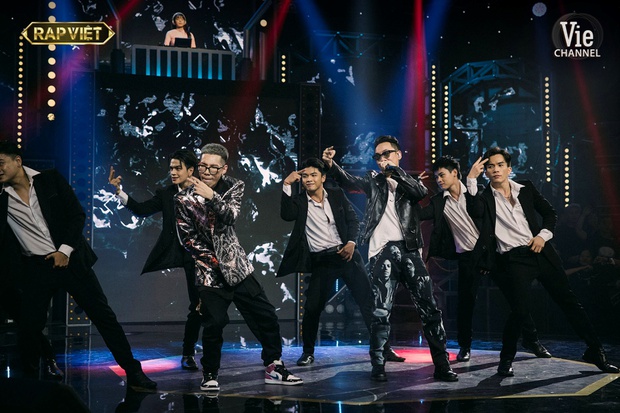 Sân khấu kết hợp giám khảo Rap Việt: Dàn sao quá trưng trổ, thí sinh càng dễ bay màu - Ảnh 2. Sân khấu kết hợp giám khảo Rap Việt: Dàn sao quá trưng trổ, thí sinh càng dễ bay màu - Ảnh 2.