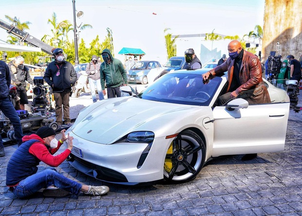 Wrestler The Rock was invited to take pictures with a super luxury car to promote the new movie, who expected to make the fans laugh because the body was too big - Photo 1.