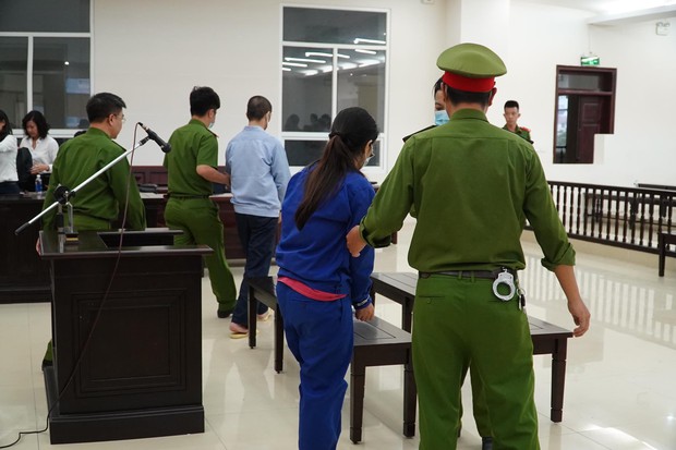 Luật sư bào chữa xin giảm nhẹ hình phạt cho nữ bị cáo, VKS hỏi sao không nghĩ đến những ngày hành hạ con đến chết? - Ảnh 15. Luật sư bào chữa xin giảm nhẹ hình phạt cho nữ bị cáo, VKS hỏi sao không nghĩ đến những ngày hành hạ con đến chết? - Ảnh 15.