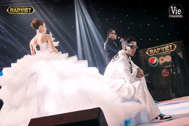 Sân khấu kết hợp giám khảo Rap Việt: Dàn sao quá trưng trổ, thí sinh càng dễ bay màu - Ảnh 13. Sân khấu kết hợp giám khảo Rap Việt: Dàn sao quá trưng trổ, thí sinh càng dễ bay màu - Ảnh 13.