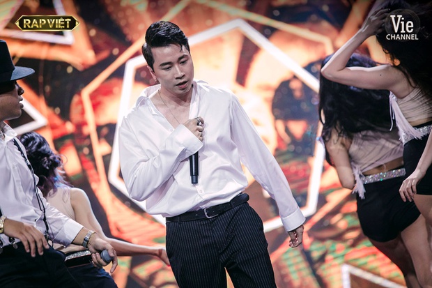 Sân khấu kết hợp giám khảo Rap Việt: Dàn sao quá trưng trổ, thí sinh càng dễ bay màu - Ảnh 5. Sân khấu kết hợp giám khảo Rap Việt: Dàn sao quá trưng trổ, thí sinh càng dễ bay màu - Ảnh 5.