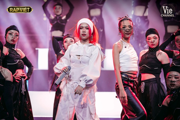 Sân khấu kết hợp giám khảo Rap Việt: Dàn sao quá trưng trổ, thí sinh càng dễ bay màu - Ảnh 10. Sân khấu kết hợp giám khảo Rap Việt: Dàn sao quá trưng trổ, thí sinh càng dễ bay màu - Ảnh 10.