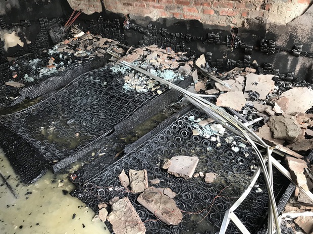 Cận cảnh bên trong khách sạn 4 sao vừa xảy ra hỏa hoạn, một phòng bị thiêu rụi hoàn toàn - Ảnh 10.