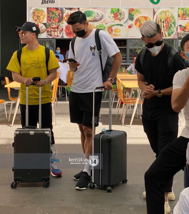 Hội cầu thủ ra sân bay đi siêu đám cưới: Hàng hiệu không thiếu, đáng chú ý là đồng hồ cả trăm triệu của Công Phượng và Văn Hậu - Ảnh 7. Hội cầu thủ ra sân bay đi siêu đám cưới: Hàng hiệu không thiếu, đáng chú ý là đồng hồ cả trăm triệu của Công Phượng và Văn Hậu - Ảnh 7.