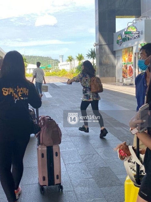 Khoảnh khắc siêu cưng của Viên Minh - Công Phượng: Lạc nhau chỉ vài phút, nàng đã cuống cuồng tìm chồng như sợ...mất của - Ảnh 2.