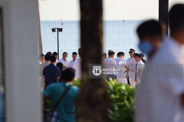 Hội bạn thân Công Phượng và dàn khách mời lên đồ tông trắng chuẩn dresscode, nhìn từ xa mà đẹp như tranh! - Ảnh 11. Hội bạn thân Công Phượng và dàn khách mời lên đồ tông trắng chuẩn dresscode, nhìn từ xa mà đẹp như tranh! - Ảnh 11.