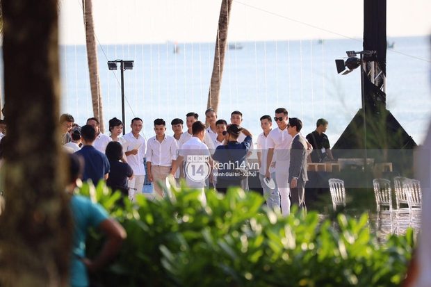 Hội bạn thân Công Phượng và dàn khách mời lên đồ tông trắng chuẩn dresscode, nhìn từ xa mà đẹp như tranh! - Ảnh 12. Hội bạn thân Công Phượng và dàn khách mời lên đồ tông trắng chuẩn dresscode, nhìn từ xa mà đẹp như tranh! - Ảnh 12.