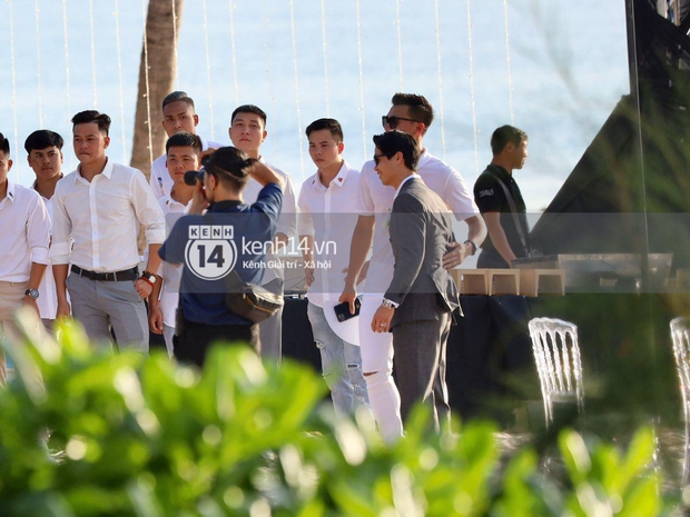 Hội bạn thân Công Phượng và dàn khách mời lên đồ tông trắng chuẩn dresscode, nhìn từ xa mà đẹp như tranh! - Ảnh 10. Hội bạn thân Công Phượng và dàn khách mời lên đồ tông trắng chuẩn dresscode, nhìn từ xa mà đẹp như tranh! - Ảnh 10.