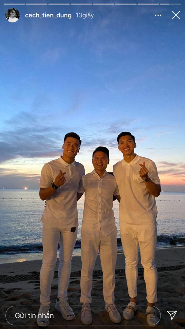 Một trong những tấm hình hot hit nhất đêm nay: Bộ 3 lady killer trong làng bóng đá Việt hội tụ! - Ảnh 1. Một trong những tấm hình hot hit nhất đêm nay: Bộ 3 lady killer trong làng bóng đá Việt hội tụ! - Ảnh 1.