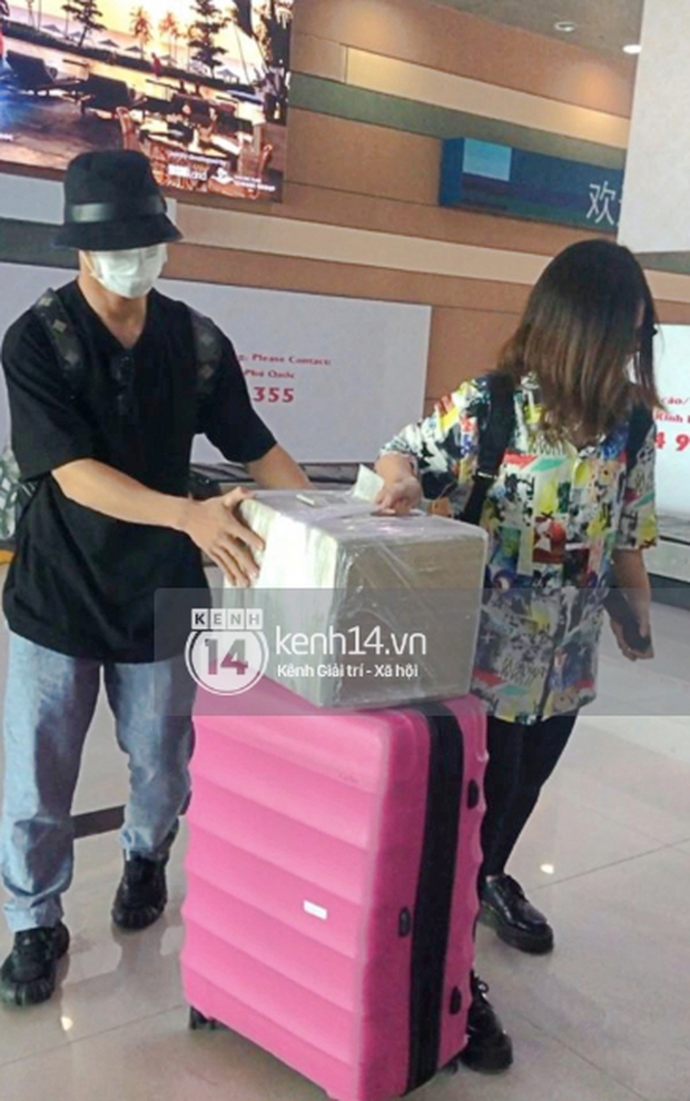 Công Phượng - Viên Minh tươi rói tại sân bay Phú Quốc, quân đoàn cầu thủ đã về tới khách sạn chuẩn bị cho hôn lễ - Ảnh 5.