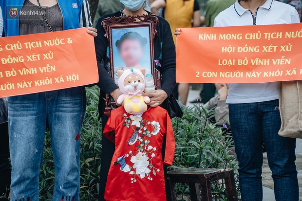 Toàn cảnh phiên tòa nhiều nước mắt vụ án mẹ đẻ và bố dượng bạo hành con gái 3 tuổi đến chết - Ảnh 3. Toàn cảnh phiên tòa nhiều nước mắt vụ án mẹ đẻ và bố dượng bạo hành con gái 3 tuổi đến chết - Ảnh 3.
