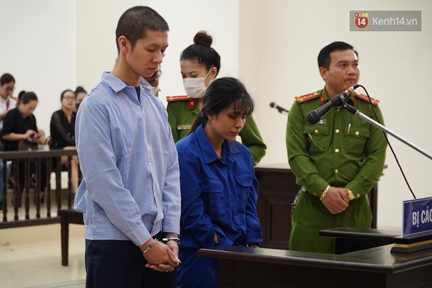 The accused woman who abused a 3-year-old boy to death knelt on the ground, praying that her mother would reduce the sentence for her husband: It means nothing when her husband dies - Photo 1.