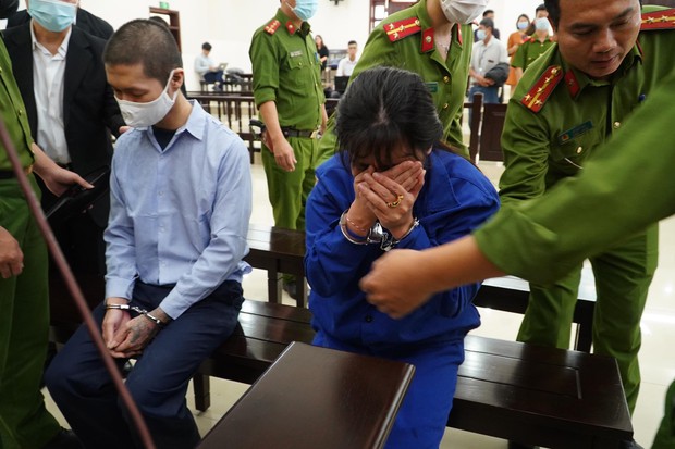 Nữ bị cáo quỳ sụp xuống đất, mong mẹ đẻ xin giảm án cho chồng: Mẹ hãy thương con, chẳng còn ý nghĩa gì nữa khi chồng con chết - Ảnh 2.