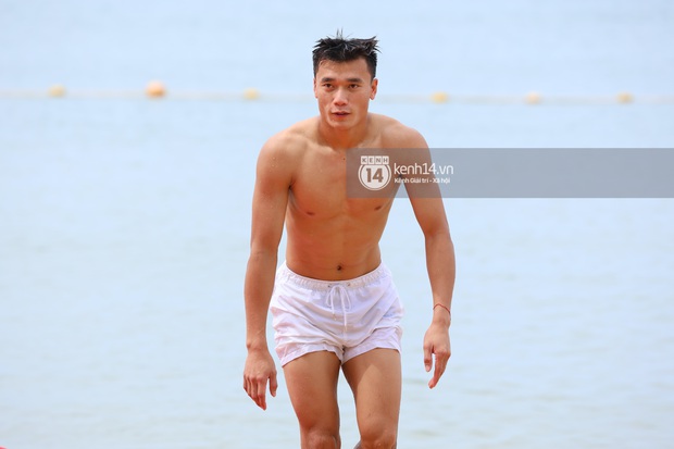 Bà hàng xóm livestream buổi sáng ý nghĩa của Dũng gôn: Chèo thuyền thật xa rồi nằm ườn khoe body, đã tính toán góc đẹp cả rồi ý! - Ảnh 16. Bà hàng xóm livestream buổi sáng ý nghĩa của Dũng gôn: Chèo thuyền thật xa rồi nằm ườn khoe body, đã tính toán góc đẹp cả rồi ý! - Ảnh 16.