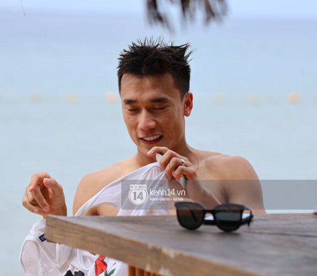 Soi vật bất ly thân của Dũng gôn trong chuyến Phú Quốc, bồ 2k thấy chắc mát lòng lắm đây - Ảnh 3. Soi vật bất ly thân của Dũng gôn trong chuyến Phú Quốc, bồ 2k thấy chắc mát lòng lắm đây - Ảnh 3.
