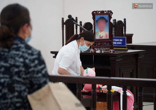 Tuyên án tử hình với bố dượng, tù chung thân với mẹ đẻ vụ bạo hành bé gái 3 tuổi tử vong - Ảnh 3. Tuyên án tử hình với bố dượng, tù chung thân với mẹ đẻ vụ bạo hành bé gái 3 tuổi tử vong - Ảnh 3.