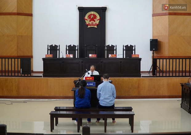Tuyên án tử hình với bố dượng, tù chung thân với mẹ đẻ vụ bạo hành bé gái 3 tuổi tử vong - Ảnh 2. Tuyên án tử hình với bố dượng, tù chung thân với mẹ đẻ vụ bạo hành bé gái 3 tuổi tử vong - Ảnh 2.