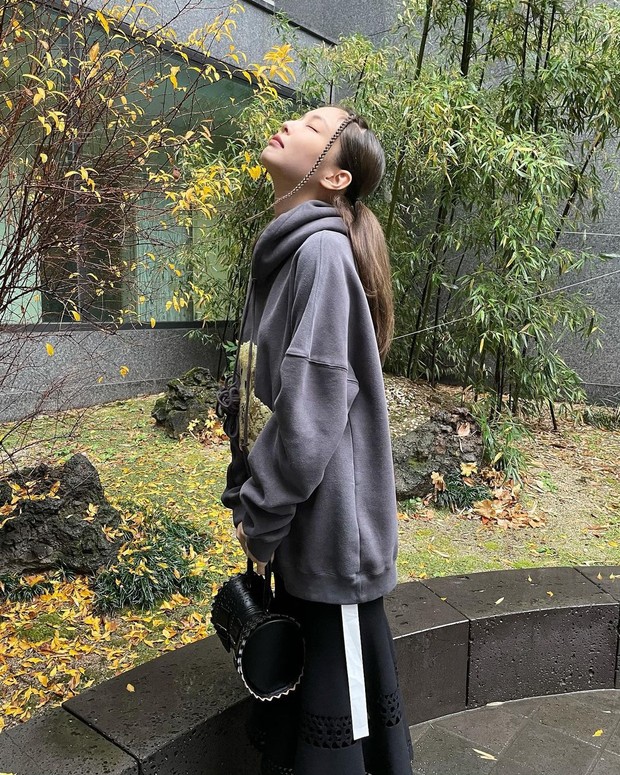 Jennie có kiểu chụp ảnh “4 mùa như 1” mà đứng vào đâu cũng đẹp, ai bí dáng tham khảo ngay! - Ảnh 1. Jennie có kiểu chụp ảnh “4 mùa như 1” mà đứng vào đâu cũng đẹp, ai bí dáng tham khảo ngay! - Ảnh 1.