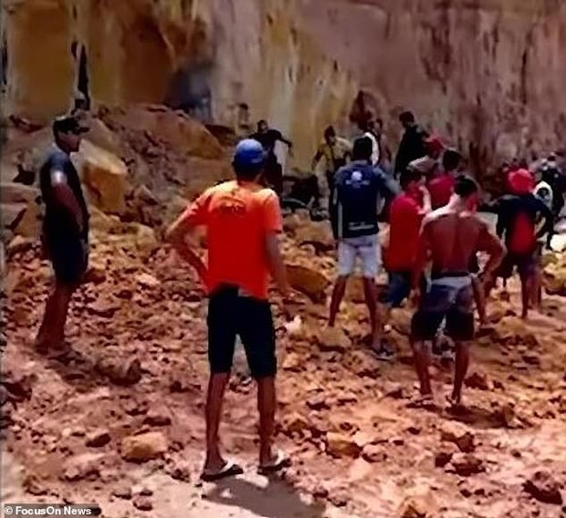 Đi nghỉ mát ở biển, cả gia đình 3 người chết thảm vì vách núi đổ sập xuống, tư thế của người mẹ khi tìm thấy xác khiến ai cũng đau xót - Ảnh 2.
