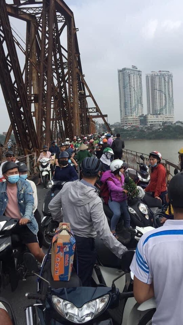 Hà Nội: Sau cuộc cãi vã với người phụ nữ, một nam giới bất ngờ nhảy từ cầu Long Biên tự tử - Ảnh 1. Hà Nội: Sau cuộc cãi vã với người phụ nữ, một nam giới bất ngờ nhảy từ cầu Long Biên tự tử - Ảnh 1.