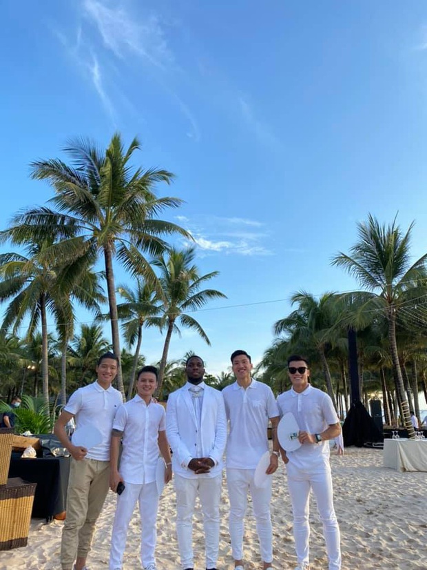 Hậu đám cưới Công Phượng và Viên Minh: Khách mời chill bên bờ biển đẹp như tranh, khoe ảnh long lanh cùng cô dâu chú rể - Ảnh 2. Hậu đám cưới Công Phượng và Viên Minh: Khách mời chill bên bờ biển đẹp như tranh, khoe ảnh long lanh cùng cô dâu chú rể - Ảnh 2.