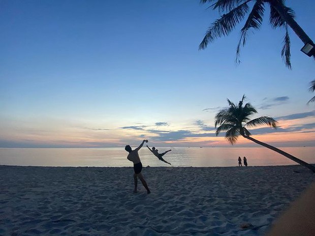 Hậu đám cưới Công Phượng và Viên Minh: Khách mời chill bên bờ biển đẹp như tranh, khoe ảnh long lanh cùng cô dâu chú rể - Ảnh 5. Hậu đám cưới Công Phượng và Viên Minh: Khách mời chill bên bờ biển đẹp như tranh, khoe ảnh long lanh cùng cô dâu chú rể - Ảnh 5.