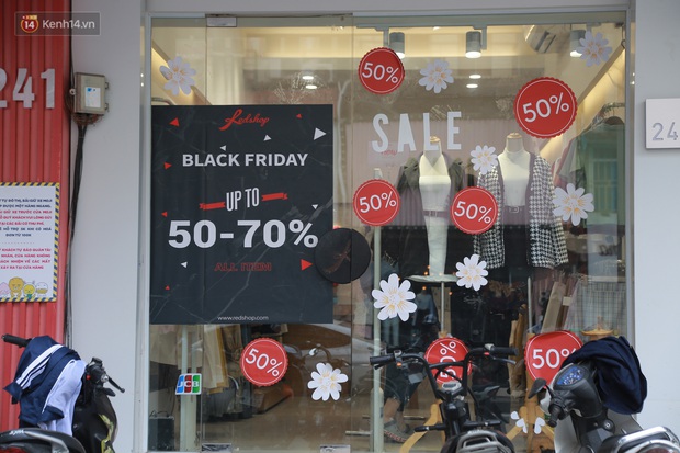 Chùm ảnh: Chưa đến Black Friday, phố thời trang Hà Nội đã đỏ rực biển hiệu siêu giảm giá, có nơi giảm đến 70% - Ảnh 2.