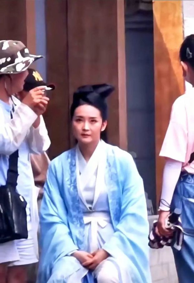 Tan mộng hào môn vì chồng phá sản, Tình Nhi Vương Diễm chật vật, như người ở trước mặt mẹ chồng hậu duệ hoàng tộc - Ảnh 4. Tan mộng hào môn vì chồng phá sản, Tình Nhi Vương Diễm chật vật, như người ở trước mặt mẹ chồng hậu duệ hoàng tộc - Ảnh 4.